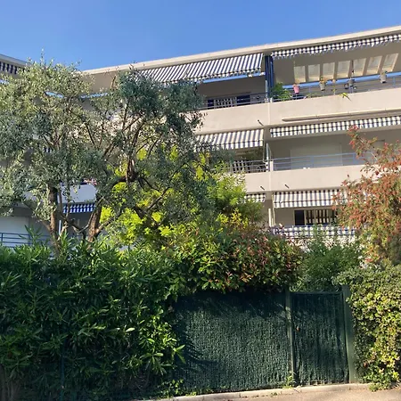 Neuf Parking Piscine A קאן